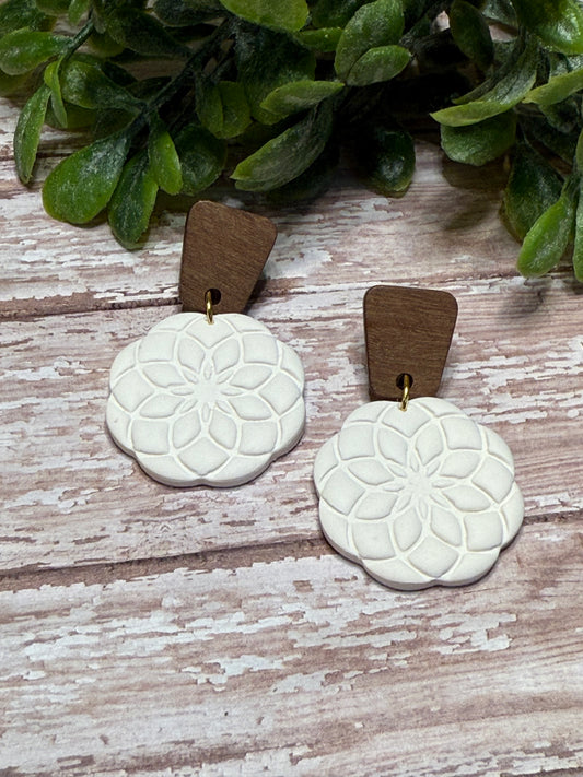 White Circle Clay